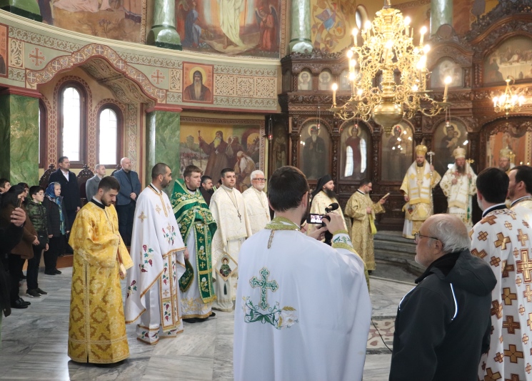 Български и румънски свещеници служиха заедно в литургия за обновения храм "Св. Петка"